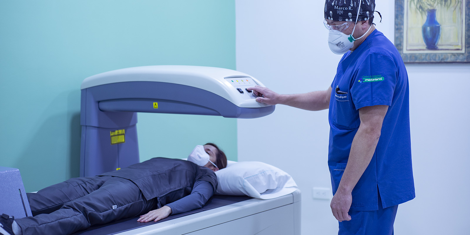 Doctor realizando examen de densitometria