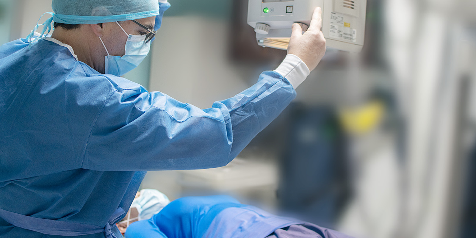 Doctor manipulando equipo de rayos x