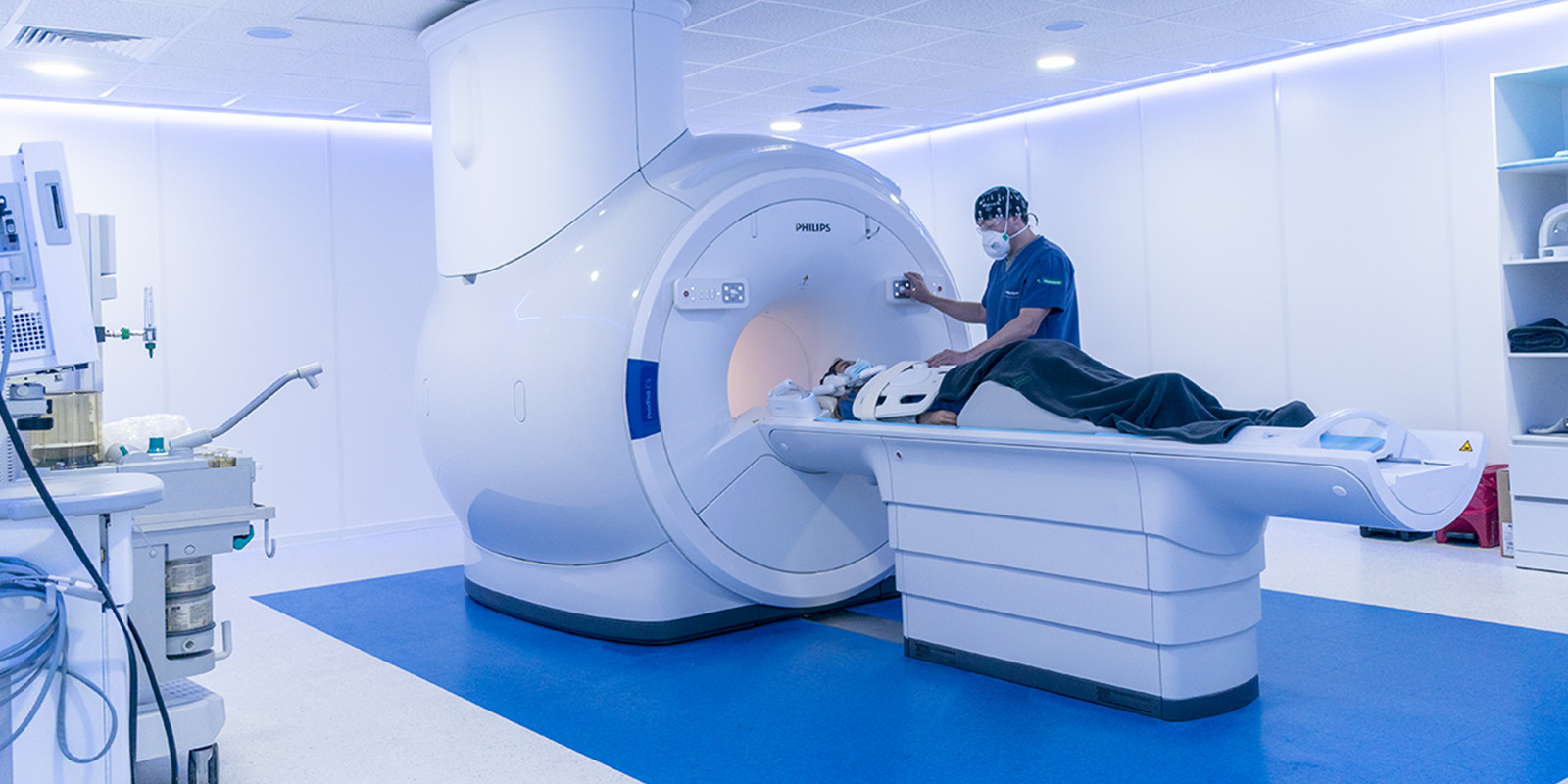 Doctor realizando examen en tomografo