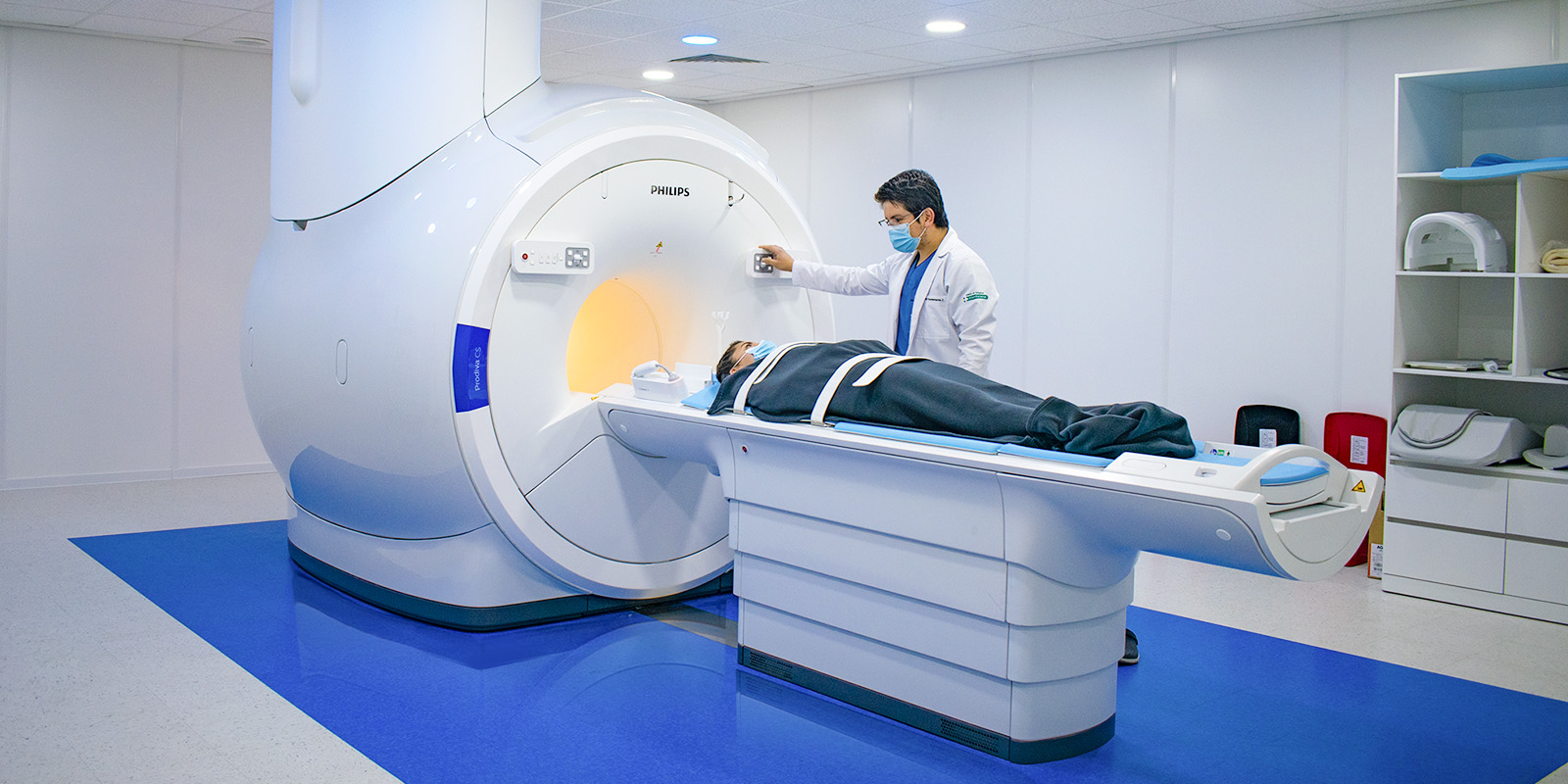 Doctor realizando examen en tomografo