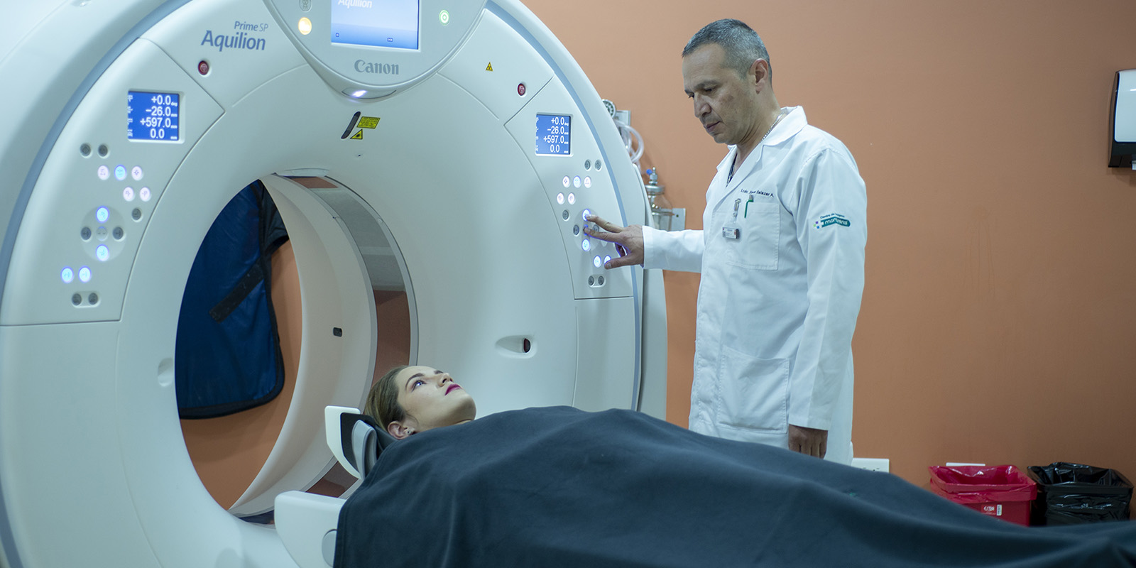 Doctor realizando un examen de tomografía a paciente